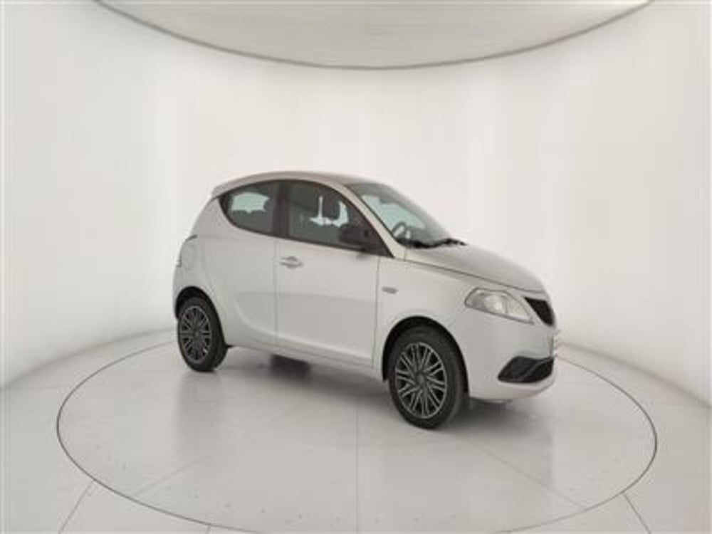 Lancia Ypsilon usata a Bari (10)