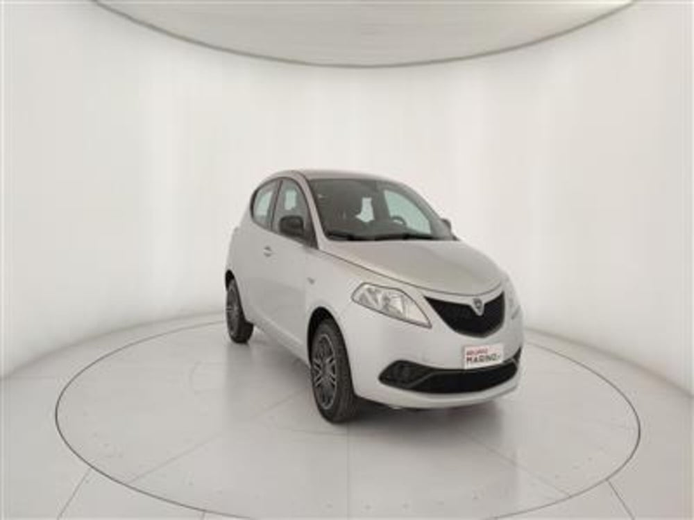 Lancia Ypsilon usata a Bari (11)