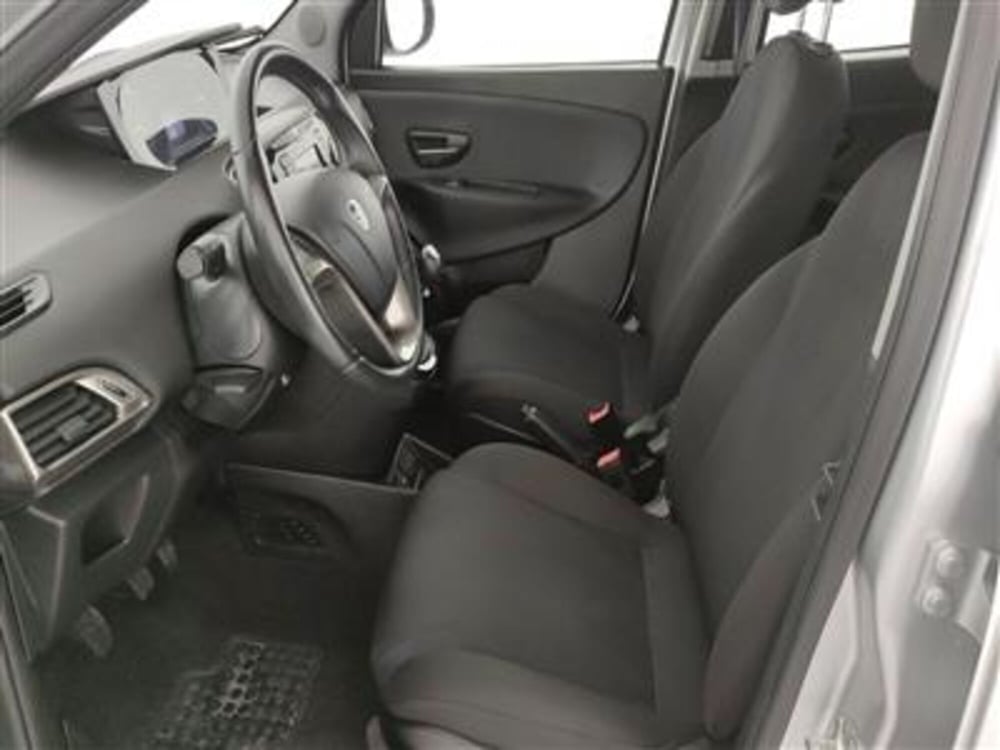 Lancia Ypsilon usata a Bari (14)