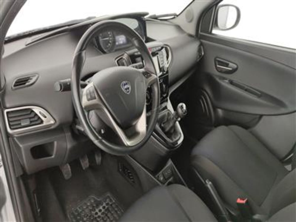 Lancia Ypsilon usata a Bari (15)