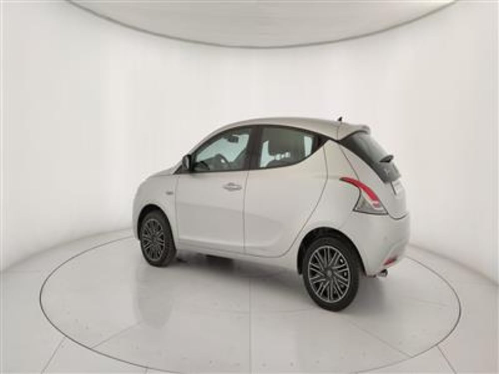 Lancia Ypsilon usata a Bari (4)