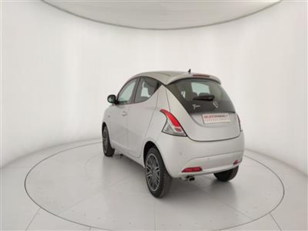 Lancia Ypsilon usata a Bari (5)