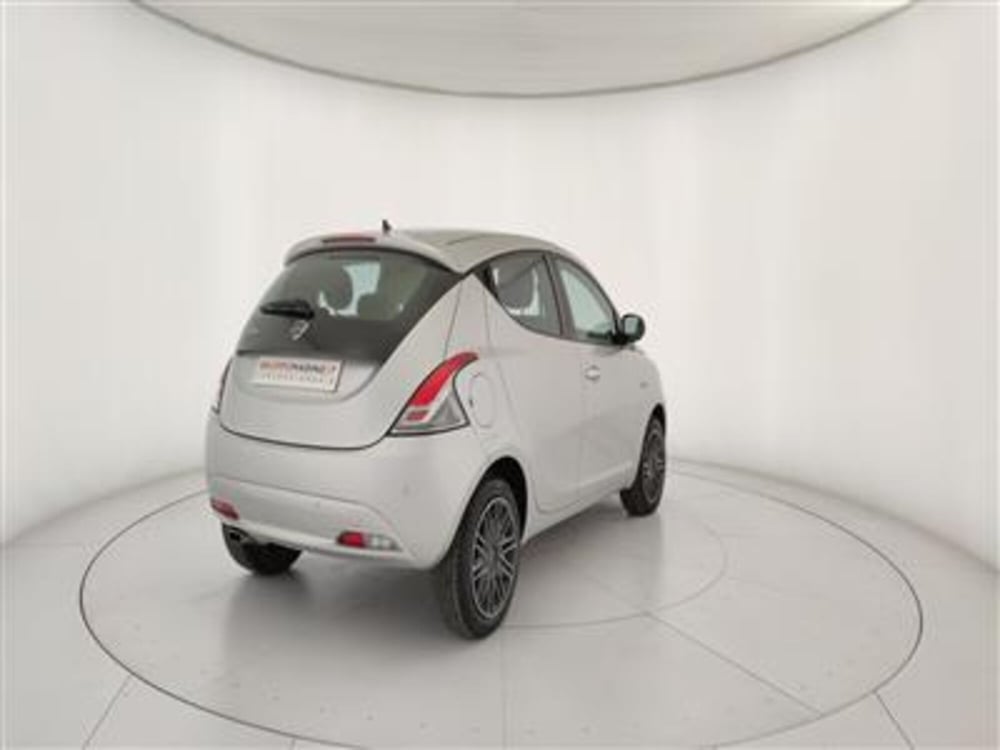 Lancia Ypsilon usata a Bari (7)