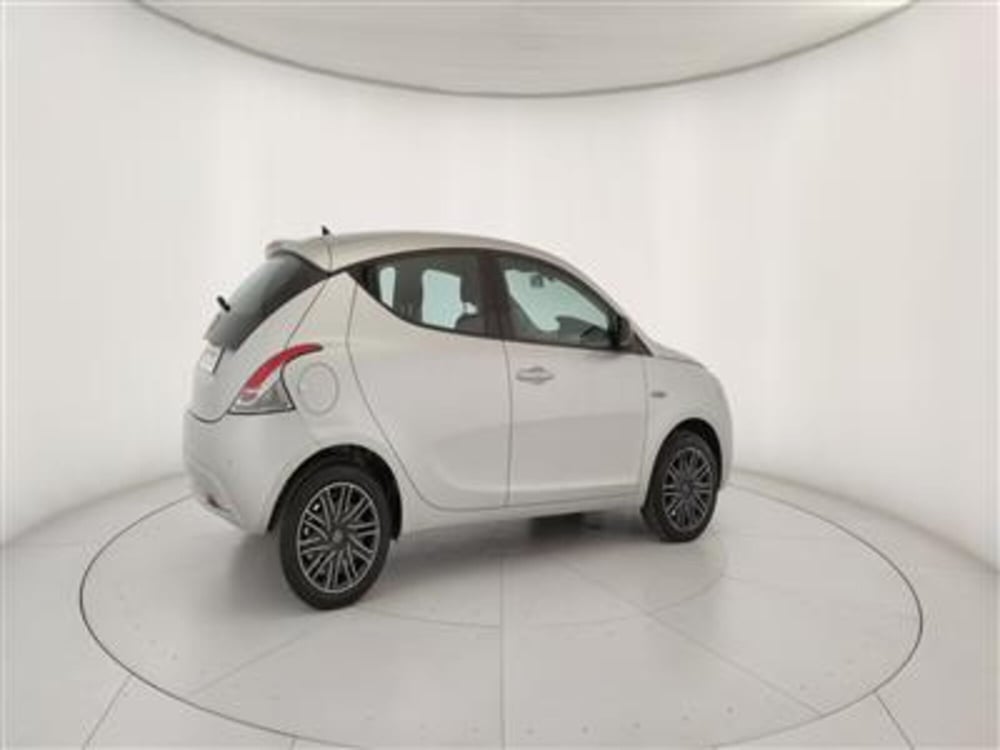 Lancia Ypsilon usata a Bari (8)