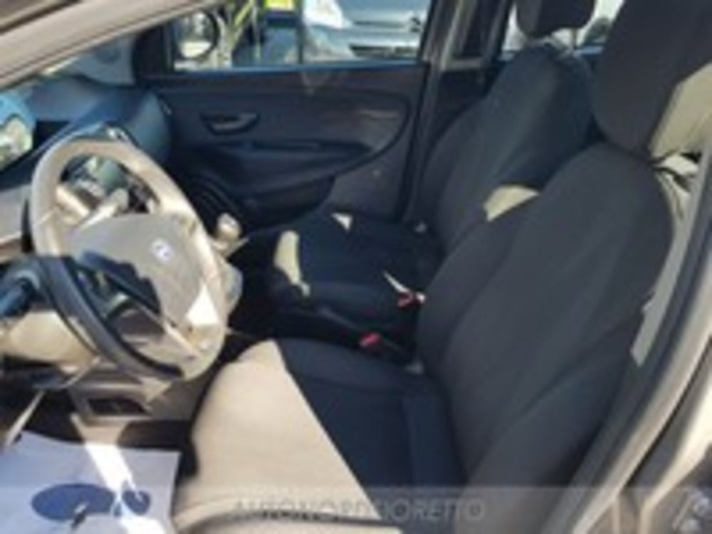 Lancia Ypsilon usata a Pordenone (14)