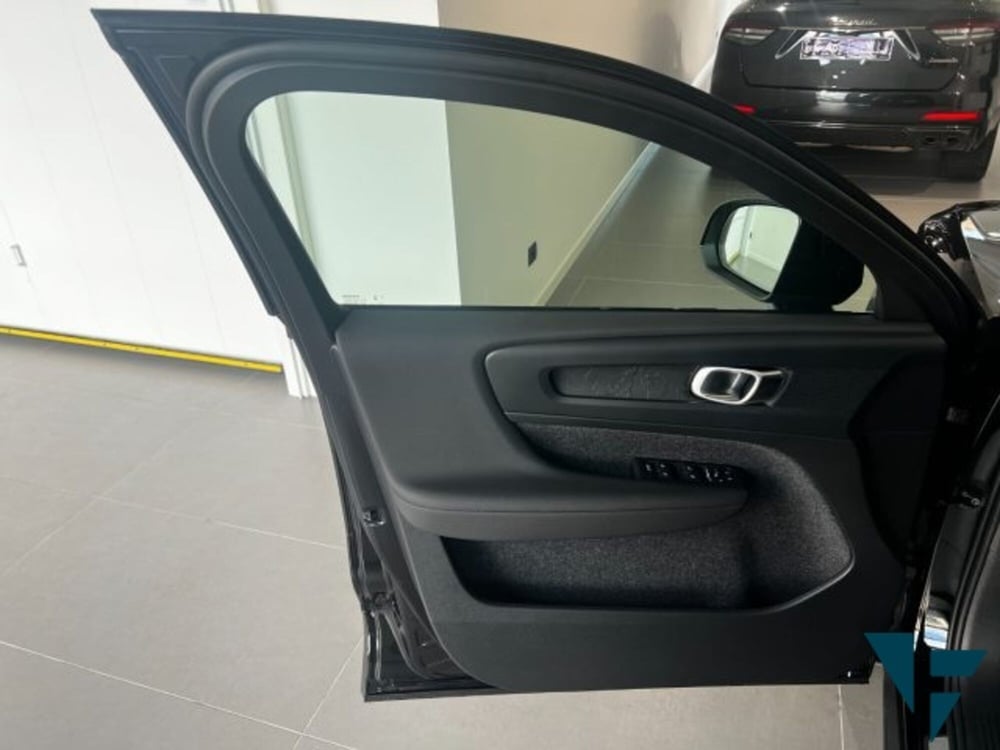 Volvo XC40 nuova a Udine (16)