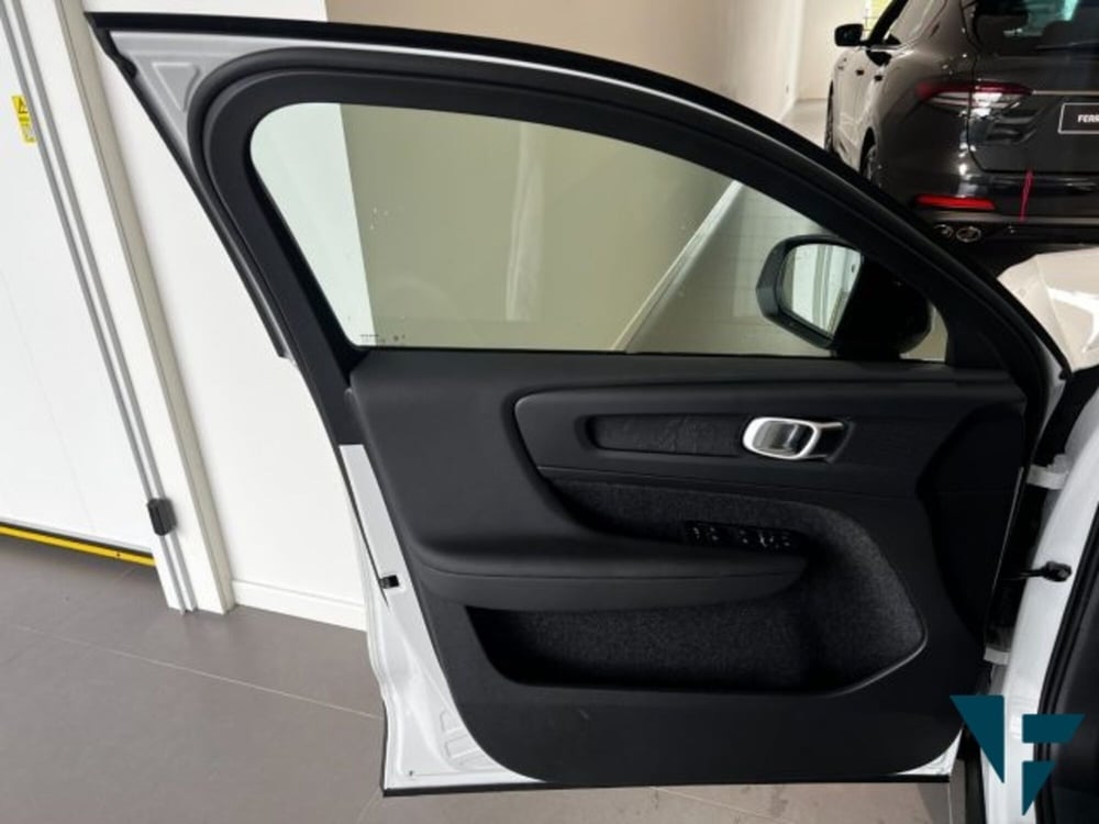 Volvo XC40 nuova a Udine (17)