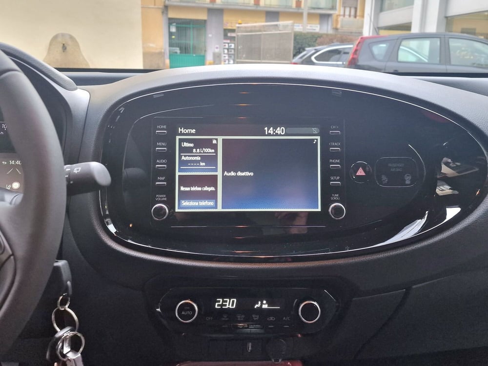 Toyota Aygo X nuova a Varese (13)