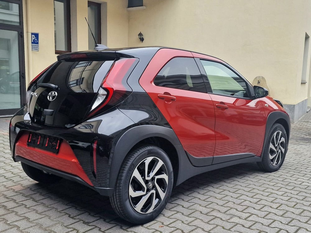 Toyota Aygo X nuova a Varese (5)