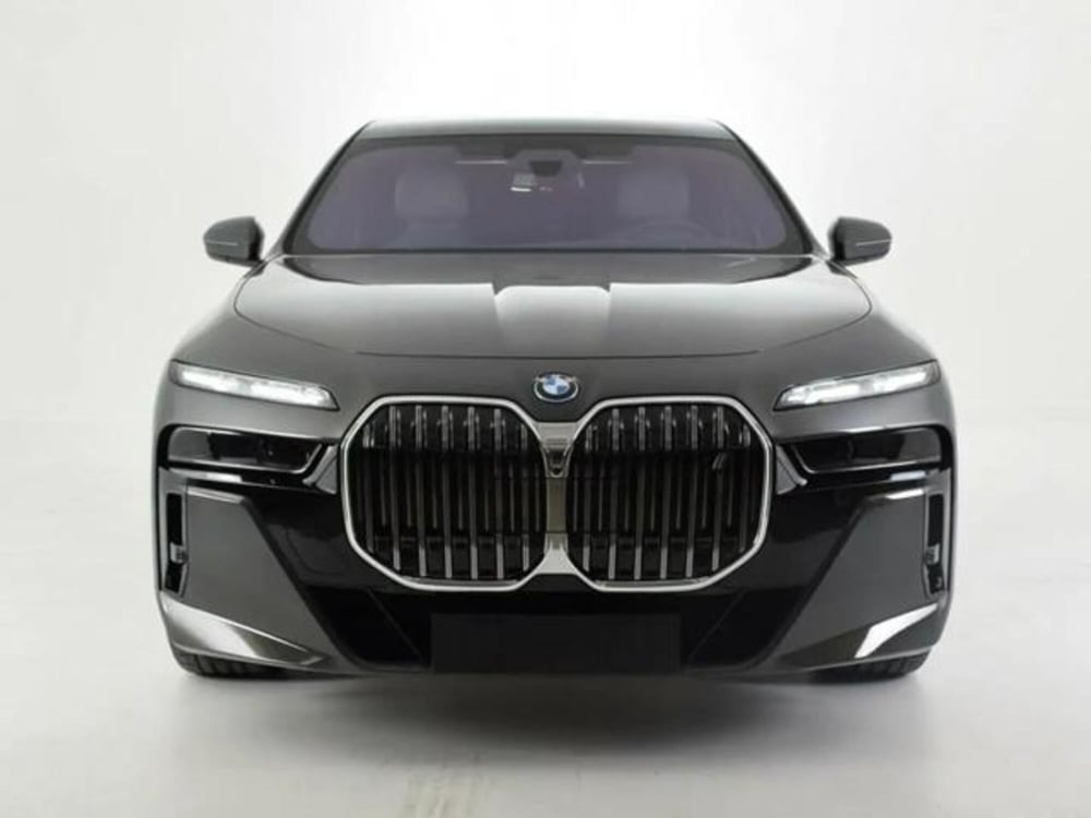 BMW i7 nuova a Modena (2)