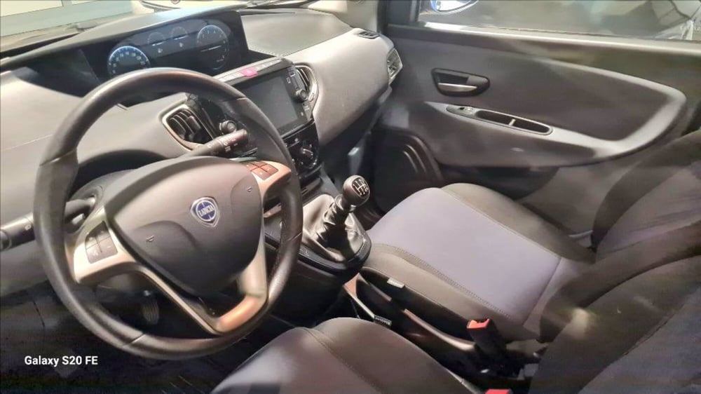 Lancia Ypsilon usata a Milano (8)