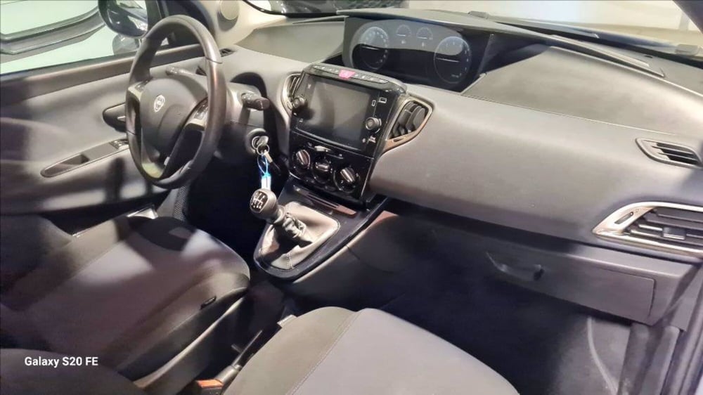 Lancia Ypsilon usata a Milano (9)