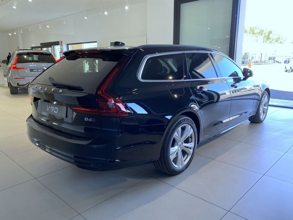 Volvo V90 nuova a Bari (2)