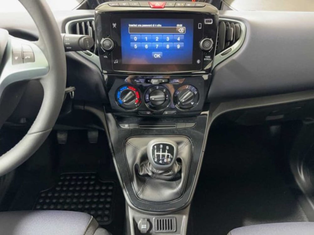 Lancia Ypsilon nuova a Sondrio (13)