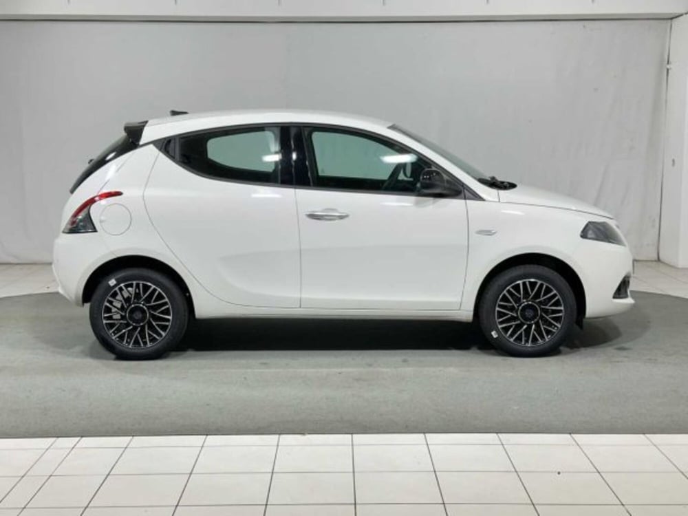 Lancia Ypsilon nuova a Sondrio (6)