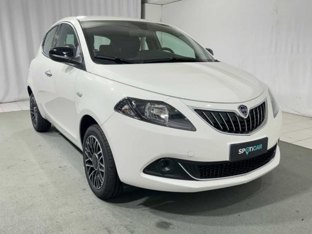 Lancia Ypsilon nuova a Sondrio (7)