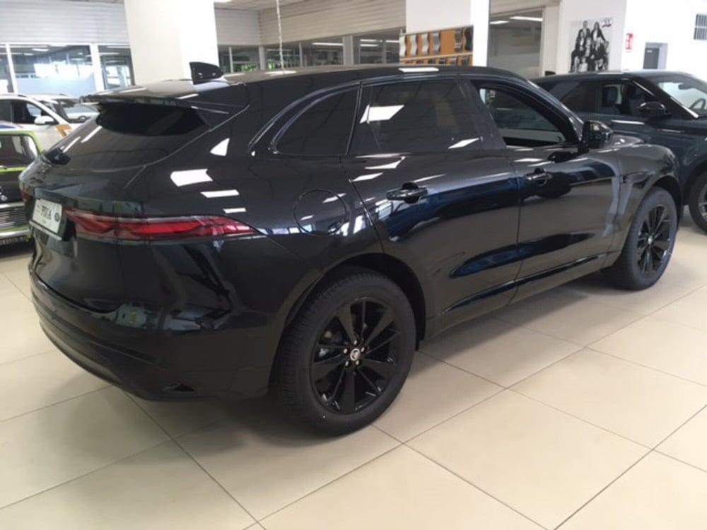 Jaguar F-Pace nuova a Milano (3)