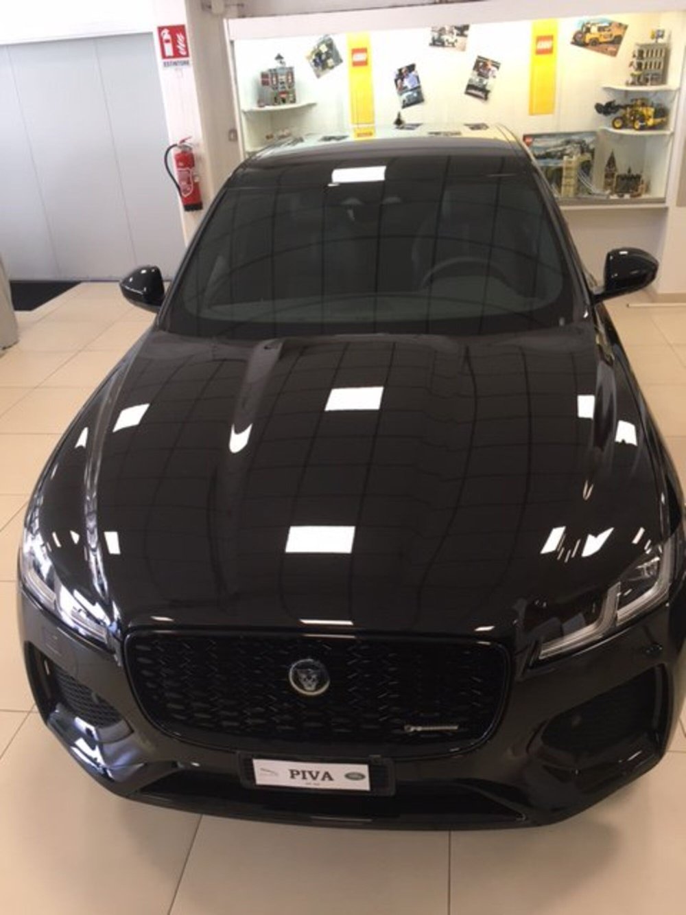 Jaguar F-Pace nuova a Milano (4)