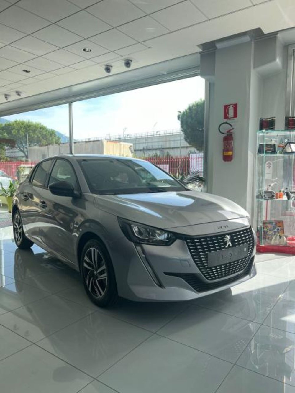 Peugeot 208 nuova a Napoli