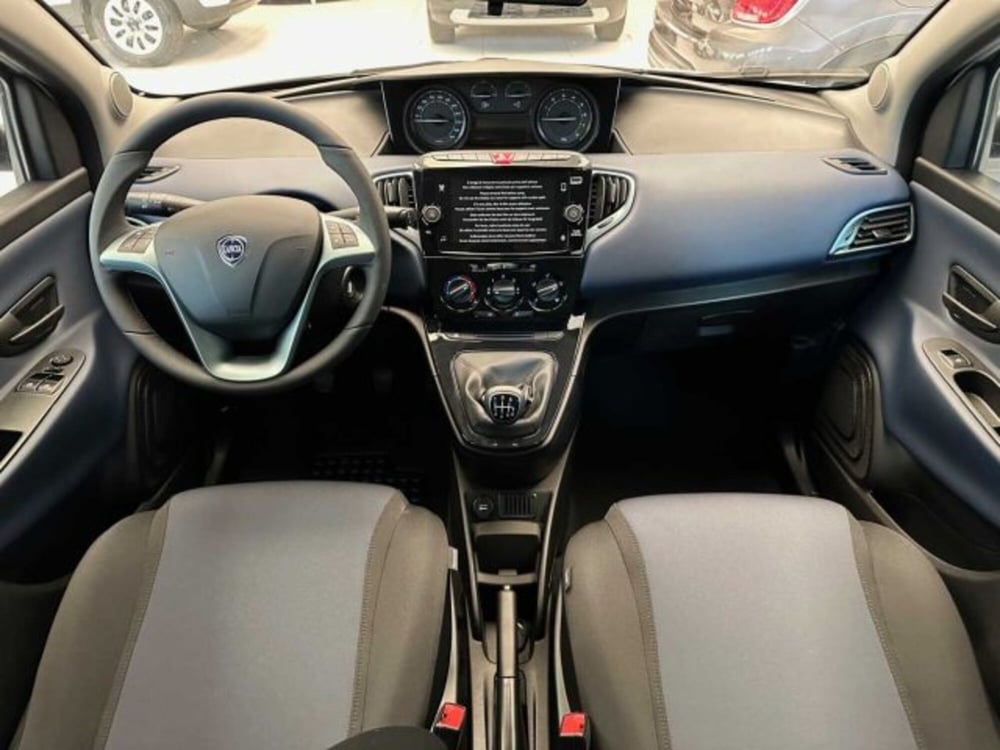 Lancia Ypsilon nuova a Sondrio (12)