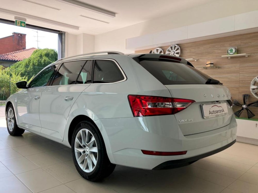 Skoda Superb Station Wagon nuova a Novara (2)