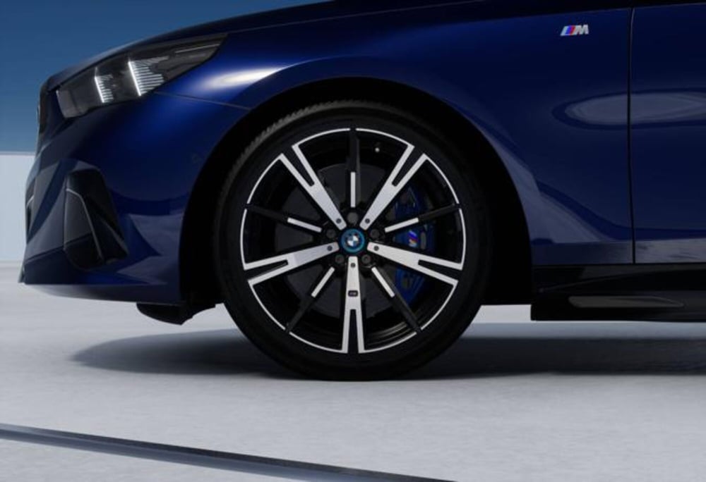 BMW i5 Touring nuova a Modena (8)