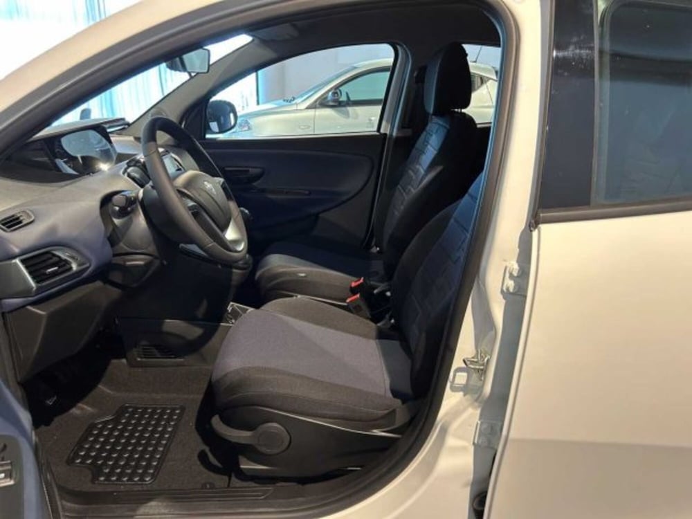 Lancia Ypsilon nuova a Sondrio (10)