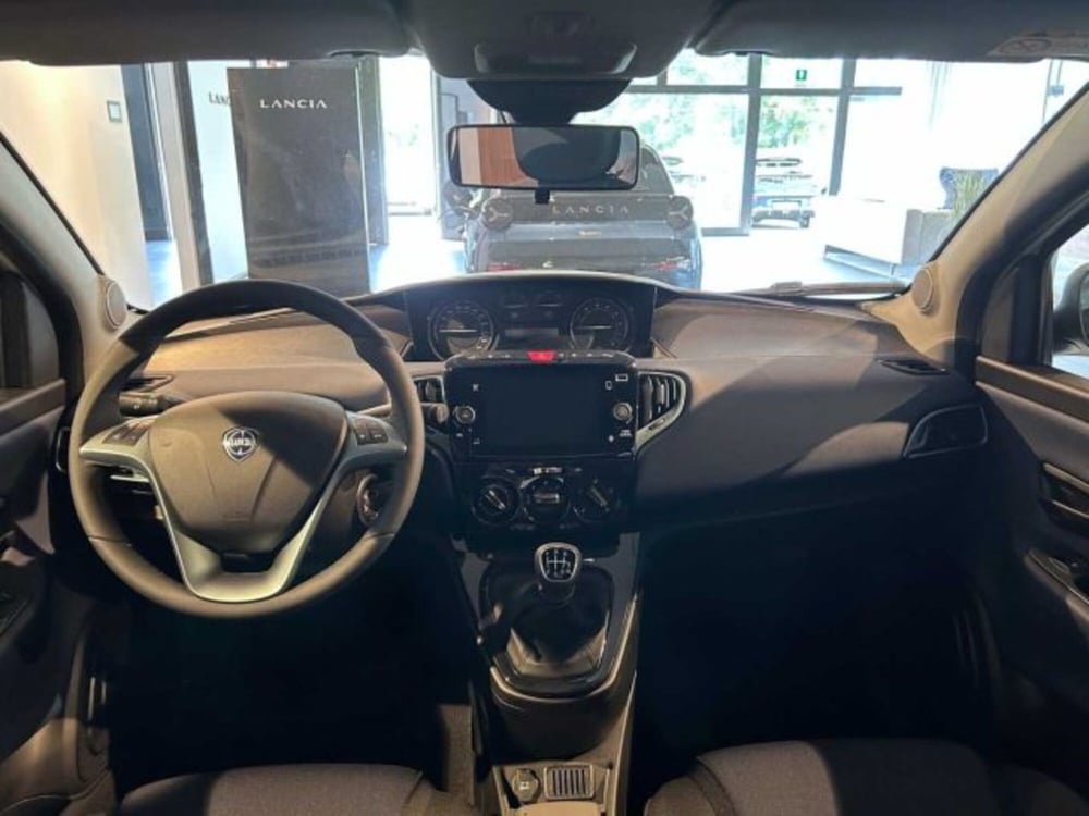 Lancia Ypsilon nuova a Sondrio (12)