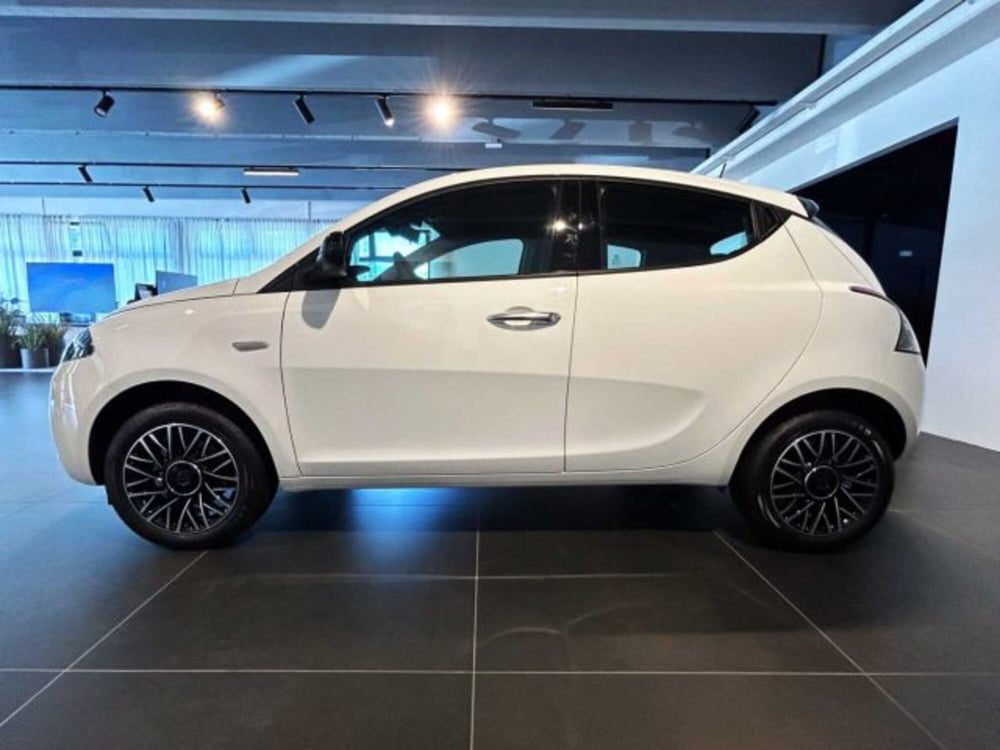 Lancia Ypsilon nuova a Sondrio (2)