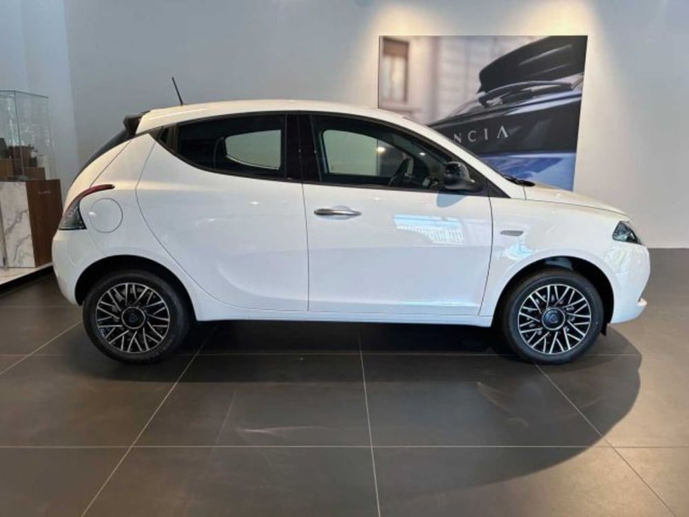 Lancia Ypsilon nuova a Sondrio (6)