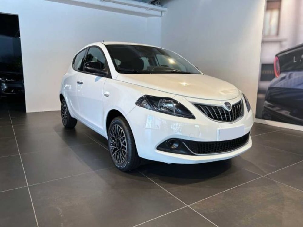 Lancia Ypsilon nuova a Sondrio (7)