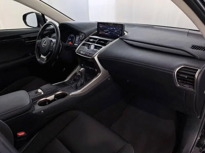 Lexus NX nuova a Torino (11)