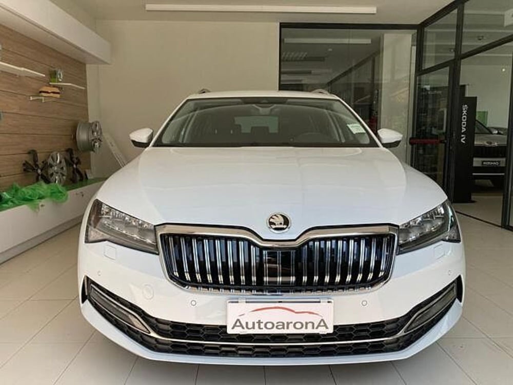 Skoda Superb nuova a Novara (2)