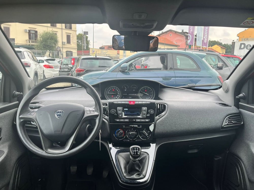 Lancia Ypsilon usata a Milano (12)