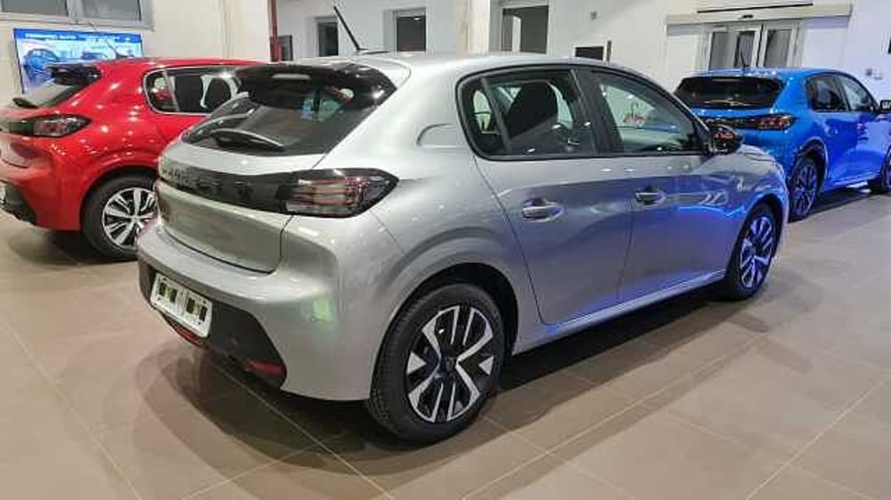 Peugeot 208 nuova a Milano (4)