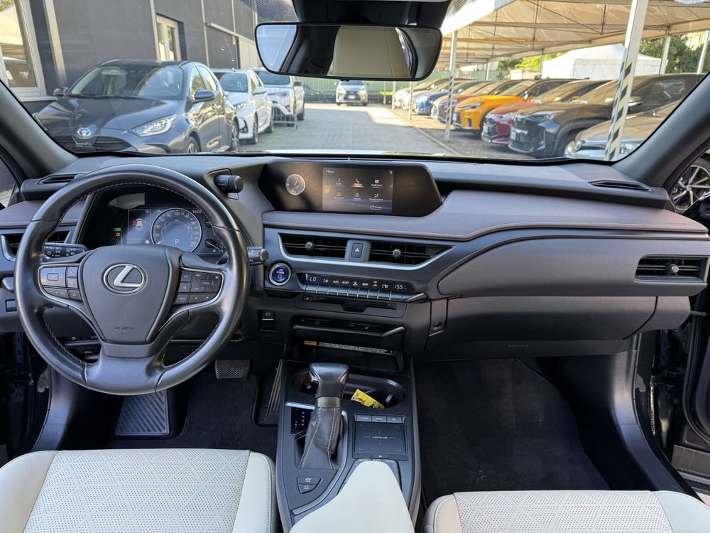 Lexus UX usata a Como (13)