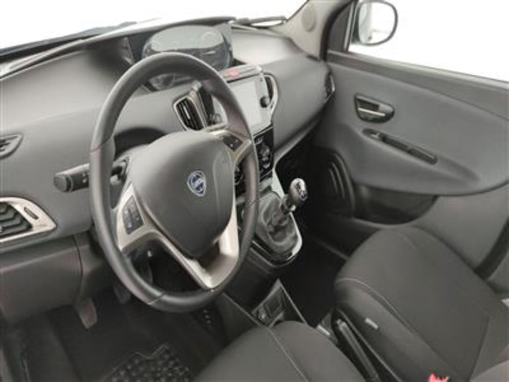 Lancia Ypsilon usata a Bari (13)