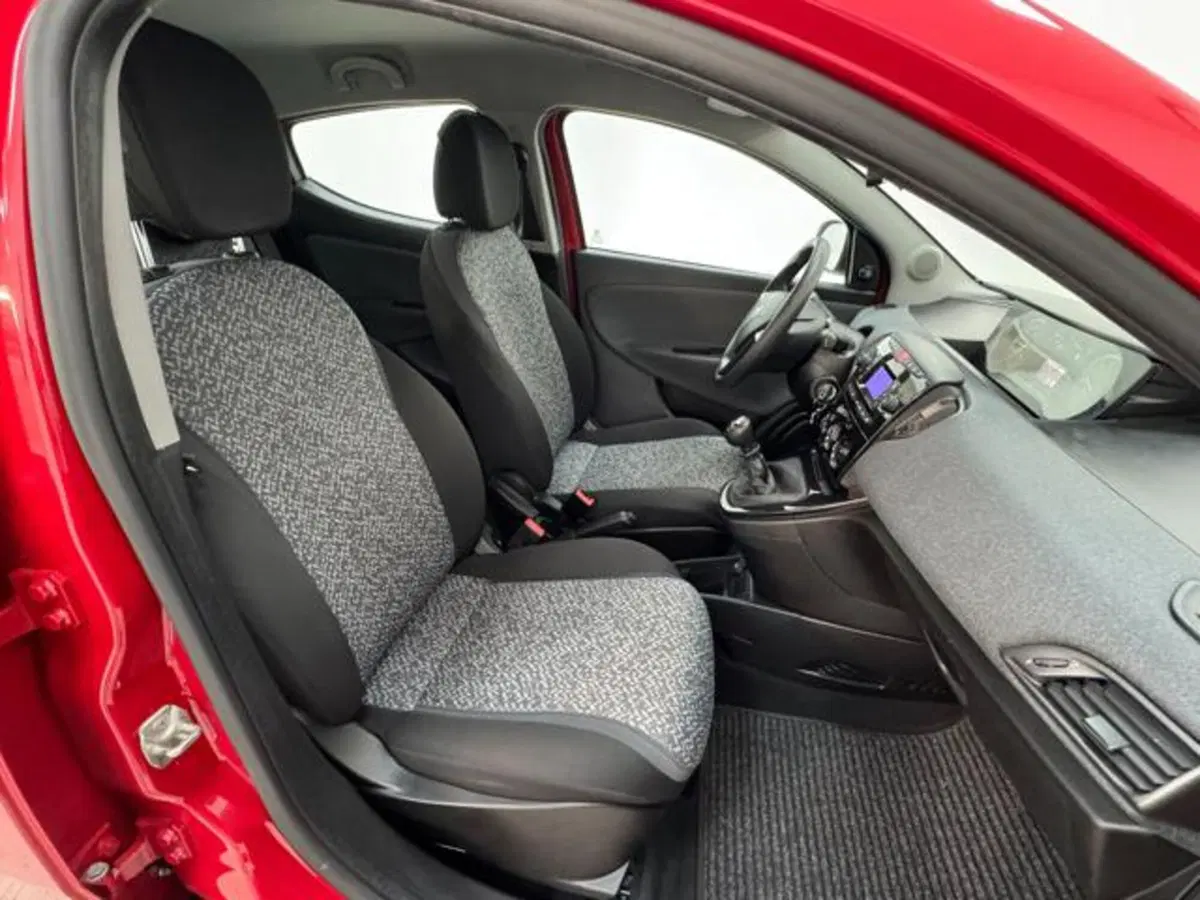 Lancia Ypsilon usata a Como (3)