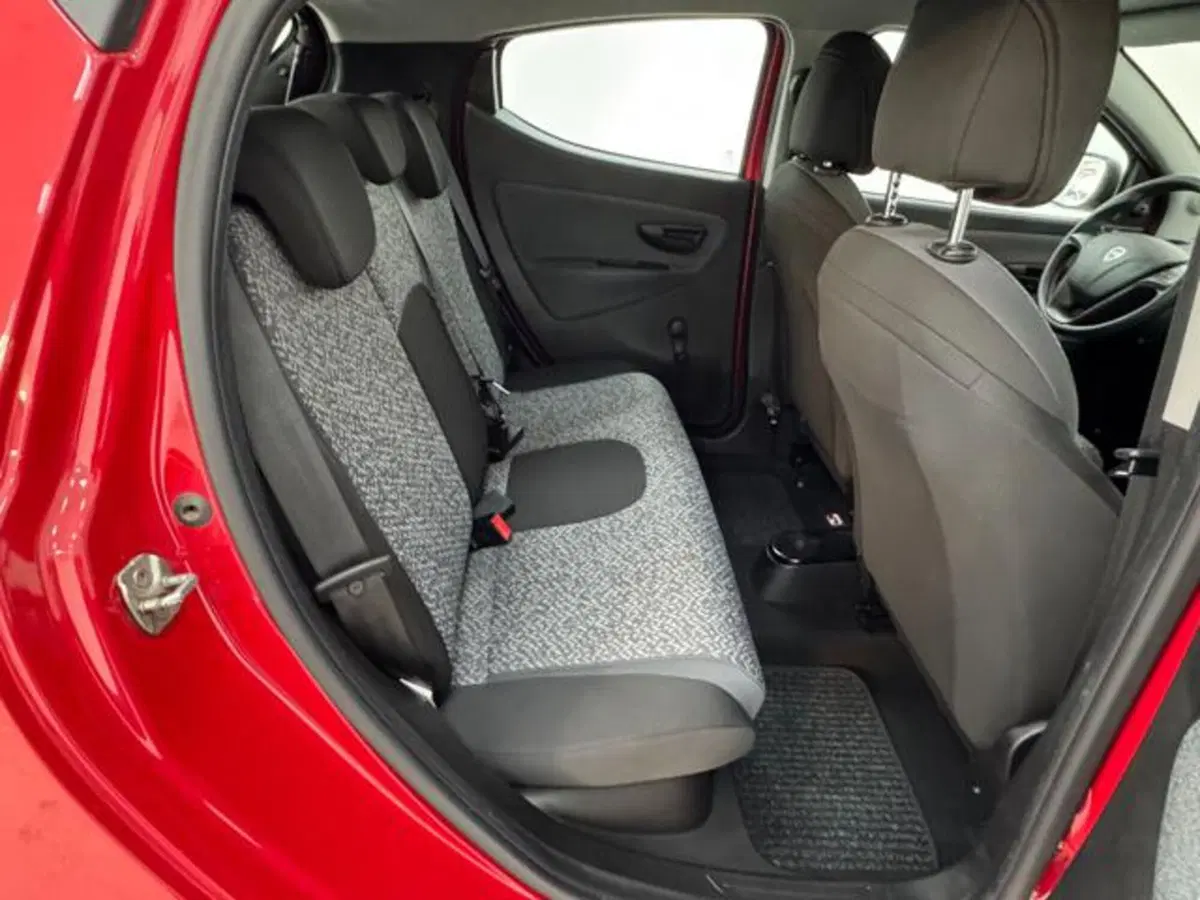 Lancia Ypsilon usata a Como (5)
