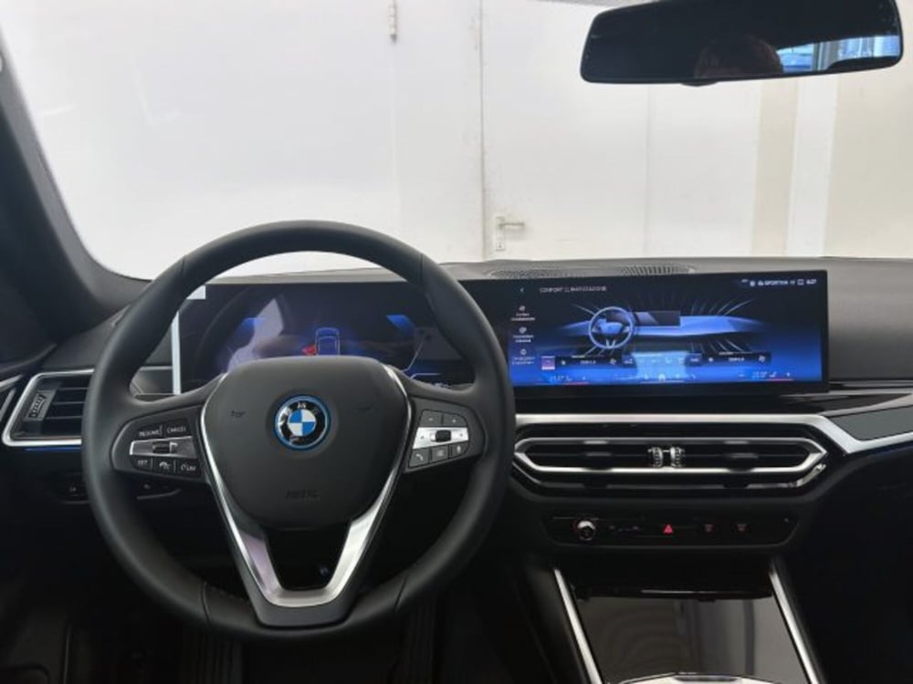 BMW i4 nuova a Modena (8)