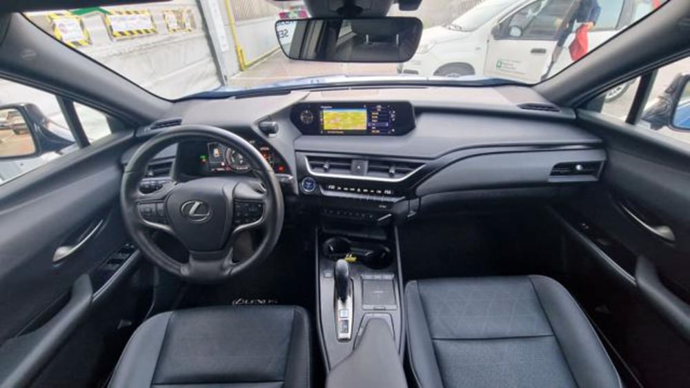 Lexus UX usata a Milano (9)