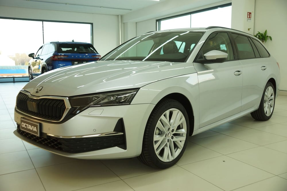 Skoda Octavia Station Wagon nuova a Torino (2)