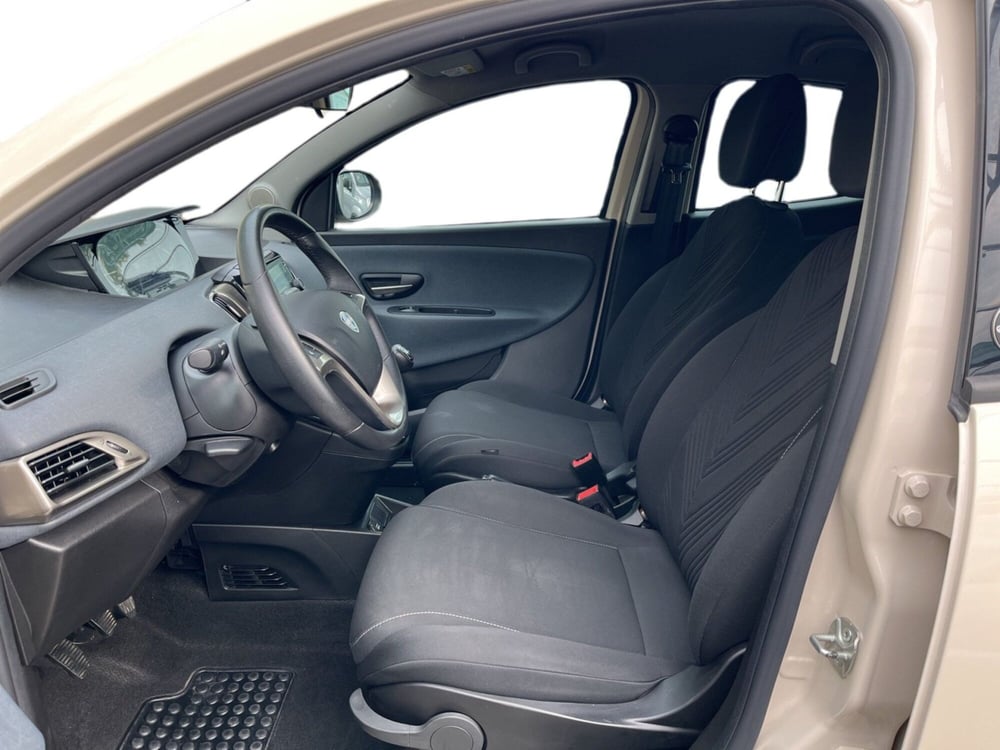 Lancia Ypsilon usata a Torino (10)