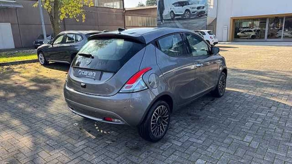 Lancia Ypsilon usata a Milano (5)