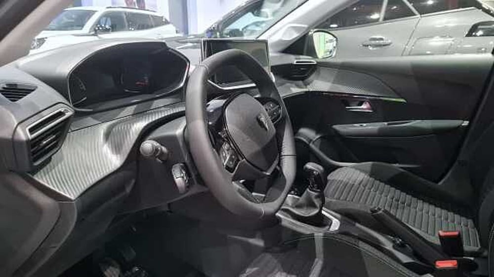 Peugeot 208 nuova a Milano (7)