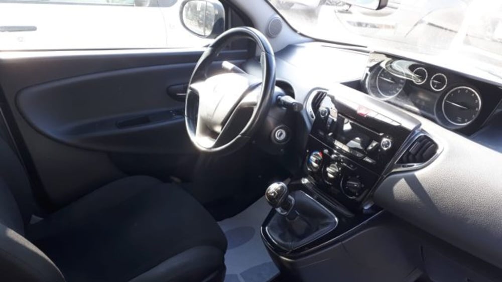 Lancia Ypsilon usata a Macerata (11)