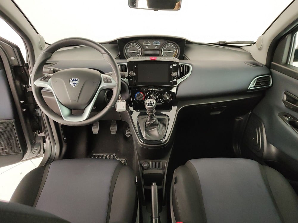 Lancia Ypsilon usata a Caserta (15)