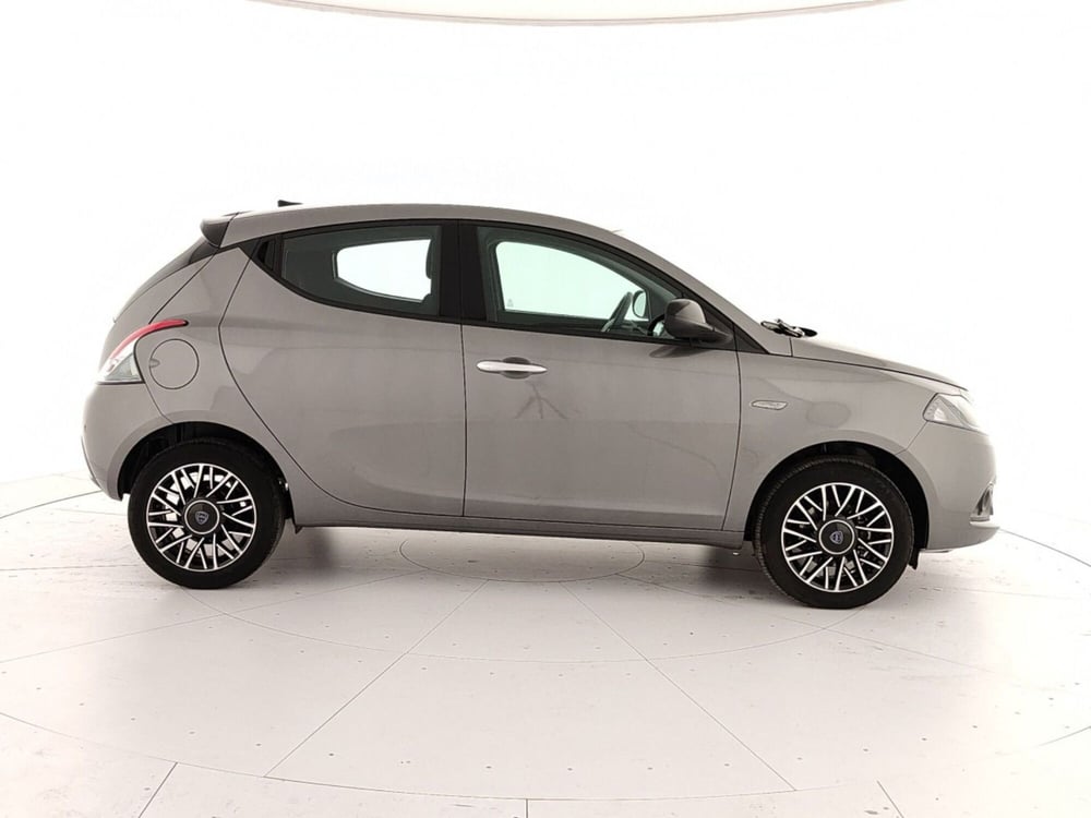 Lancia Ypsilon usata a Caserta (7)