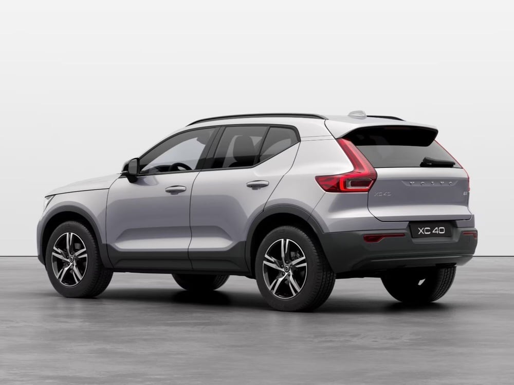 Volvo XC40 nuova a Bari (2)