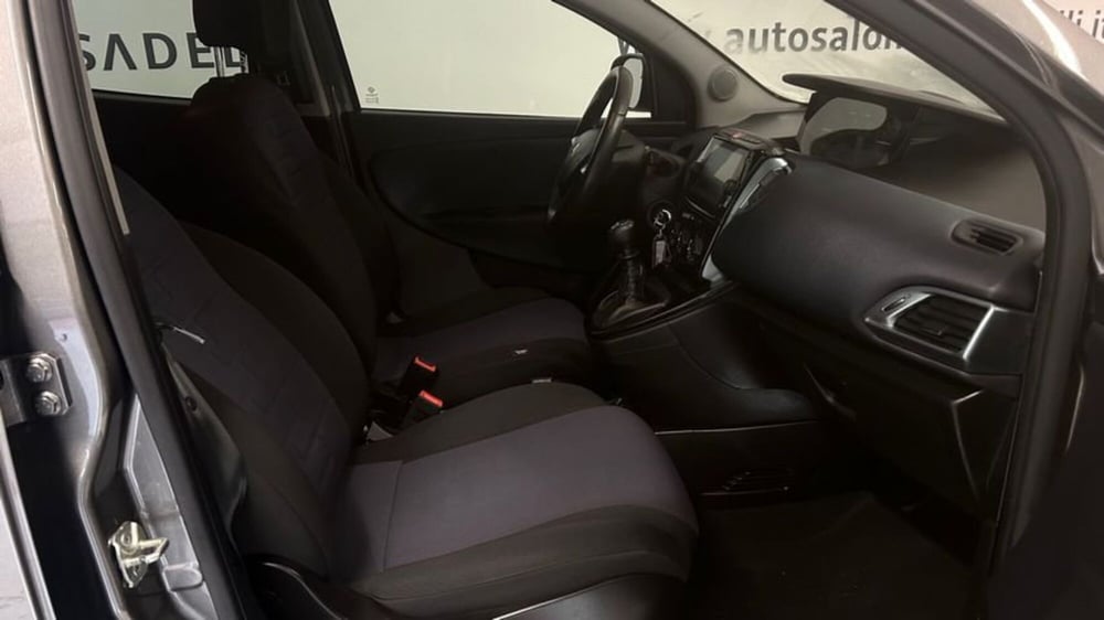 Lancia Ypsilon usata a Lecco (9)